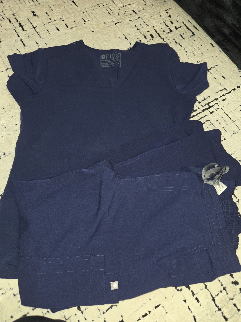 FIGS Scrub Set Cashma Top Kade bottoms Navy Womens Small